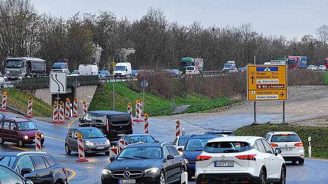 Archivbild vom März 2023: Hier auf der B33 bei Allensbach muss man höllisch aufpassen, nicht auf die falsche Seite zu geraten.