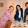Bei der Dalí-Ausstellung können Besucher an einer Mitmachstation auch Dinge erfühlen (von links): Museumsmitarbeiterin Sybille ...