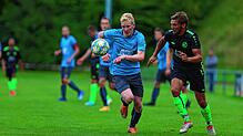 Der FC Steißlingen (rechts Dominik Mierisch) entthronte den Tabellenführer SG Reichenau/R.-Waldsiedlung (links Vital Breig).
