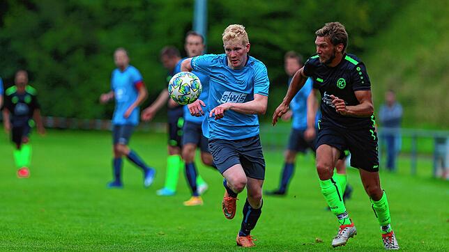 Der FC Steißlingen (rechts Dominik Mierisch) entthronte den Tabellenführer SG Reichenau/R.-Waldsiedlung (links Vital Breig).