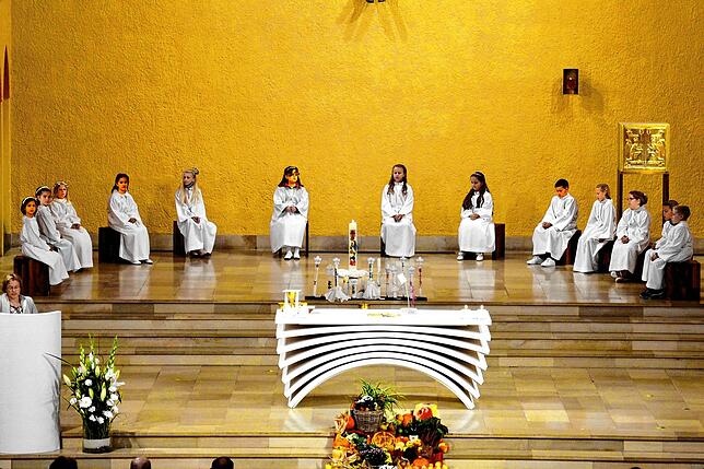 Unter dem Motto &bdquo;Jesus erzählt von Gott&ldquo; konnten 13 Kinder das lang ersehnte Erstkommunionfest feiern: Romy Bitterwolf, Noée ...