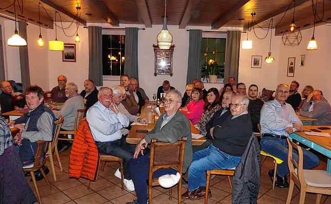Die 39 Wahlberechtigen bei der CDU-Nominierungveranstaltung für die Kreistagskandidaten im Leibertinger Gasthaus „Burghof“ ...