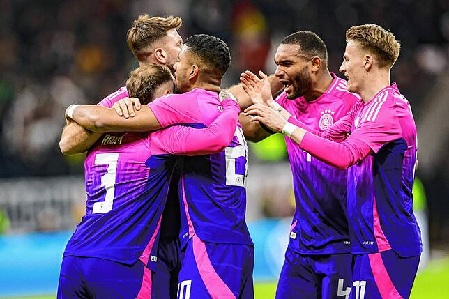 Deutschlands Spieler um Niclas Füllkrug (2.v.l.) jubeln nach Füllkrugs Treffer zum 2:1.