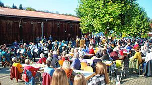 Musiker und Zuhörer rücken dicht zusammen, hier bei einem Platzkonzert vor dem Festschopf. Fotos: Rolf Reissmann