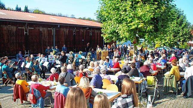 Musiker und Zuhörer rücken dicht zusammen, hier bei einem Platzkonzert vor dem Festschopf. Fotos: Rolf Reissmann
