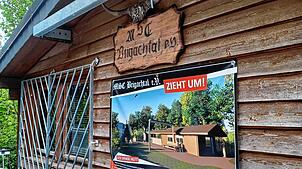 Das bisherige Vereinsdomizil des Motorradsportclubs wird wohl bald abgerissen: „Wir ziehen um“, ist da zu lesen. Foto: Dorer
