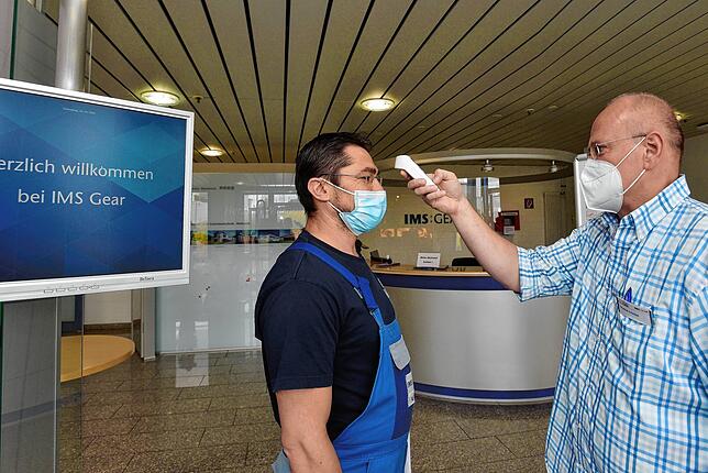 Temperaturmessung: Bevor es zum Check-in geht, wird erst mal die Körpertemperatur gemessen. 37,4 Grad wären ein kritischer Wert, bei ...