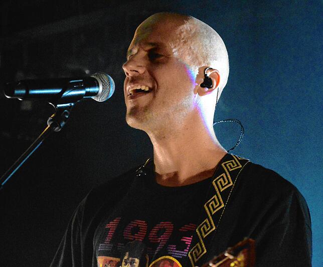 Der belgische Sänger Milow kommt zum Strandkorb-Open-Air in Aach. Auf dem Bild trat er 2019 im Bregenzer Wald bei Dornbirn vor 500 ...