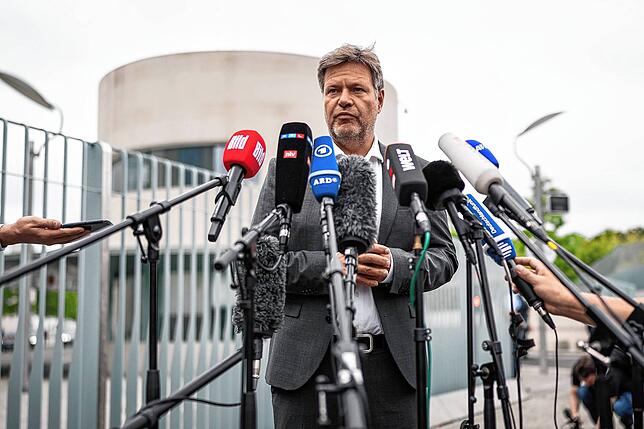Bundeswirtschaftsminister Robert Habeck spricht bei einem Pressestatement zur Energieeinsparung und Gasversorgung nach der ...