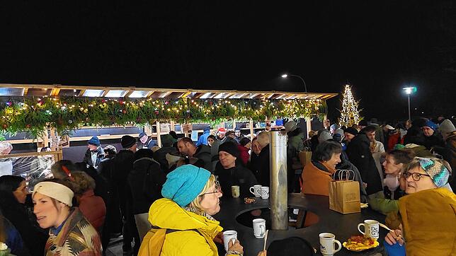 Reger Besuch herrscht beim traditionellen Weihnachtsmarkt der Dorfgemeinschaft Storzingen. Rund 30 Hobbykünstlerinnen und Bastler sorgen ...