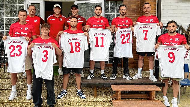 Umbruch beim SV Hasel: Vorsitzender Martin Schick freut sich mit den Sportlichen Leitung Julian Schmidt und Felix Wachter (hinten von ...