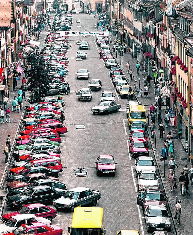 Stoßstange an Stoßstange: Autoverkehr in der Waldshuter Kaiserstraße vor der Einrichtung der Fußgängerzone zeigt diese Aufnahme von 1987.