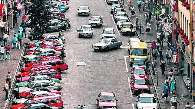 Stoßstange an Stoßstange: Autoverkehr in der Waldshuter Kaiserstraße vor der Einrichtung der Fußgängerzone zeigt diese Aufnahme von 1987.