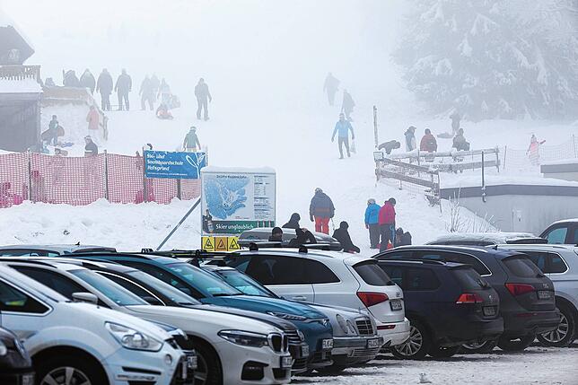 In Oberried im Hochschwarzwald war am Sonntag viel Andrang – zumindest wirkt das auf Parkplatz-Bildern so. Doch es lohnt der ...