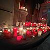 Auch bei den Protestveranstaltungen am Montagabend trugen die Teilnehmer Grabkerzen &ndash; so wie hier bei einem ...