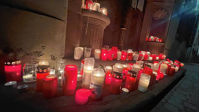 Auch bei den Protestveranstaltungen am Montagabend trugen die Teilnehmer Grabkerzen &ndash; so wie hier bei einem ...