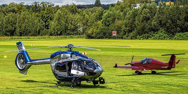 Polizei- und Rettungshubschrauber landen regelmäßig in Konstanz, hier ein Hubschrauber der Landespolizei. Dahinter steht eine Skylark ...