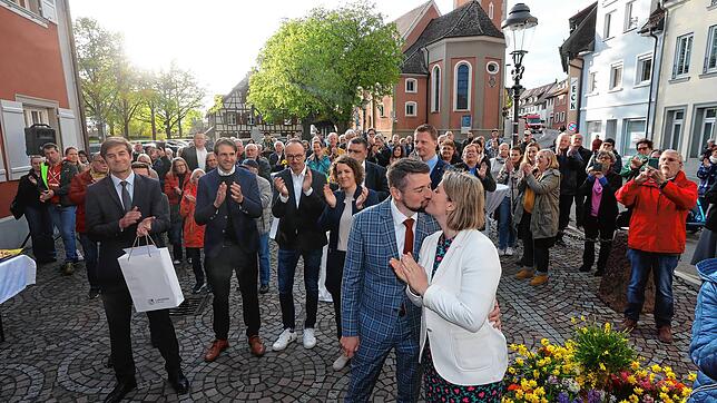 Stefan Friedrich und seine Frau Julia sind glücklich über das Wahlergebnis. Landrat Zeno Danner (von links), Bundestagsabgeordneter ...