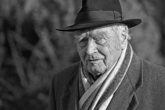 Dieses Bild von Schriftsteller Martin Walser wurde 2016 bei einem Spaziergang in Birnau am Bodensee aufgenommen.