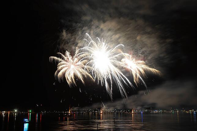 Bild 8: Konstanzer Seenachtfest 2024 - Jetzt knallt's! Das Feuerwerk am Bodensee bringt Zuschauer zum Staunen