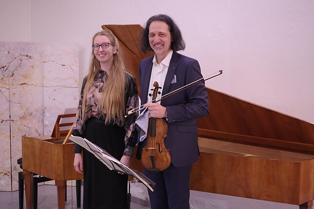 Für den Gründungsakt und die neuen Mitglieder gab das Musiker-Paar und Initiatoren des Vereins „Klangkultur Radolfzell“, Christina Kobb ...
