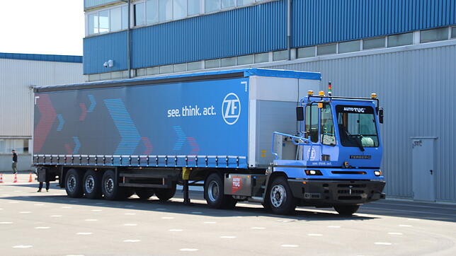 Der Truck von ZF fährt autonom und kann einen Sattelauflieger von einem Sattelschlepper übernehmen und rangieren.