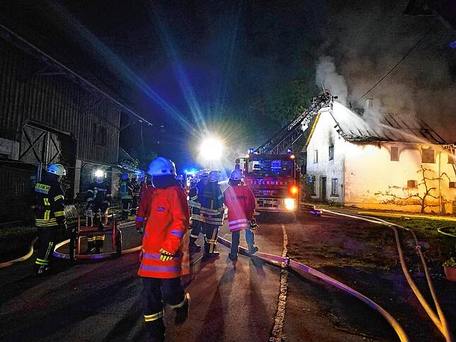 Bild 11: Bilder vom Brand eines ehemaligen landwirtschaftlichen Gebäudes in Schwackenreute