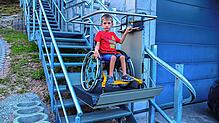 So geht es vorwärts: Lenny kann die Treppen zum Haus seiner Familie jetzt ohne fremde Hilfe meistern. Das ist ein großes Stück ...