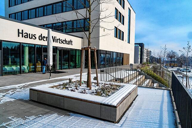 In den Unterrichtspausen können die Kunden der IHK-Akademie und die Mitarbeiter frische Luft und Sonne auf der großen Terrasse vor dem ...
