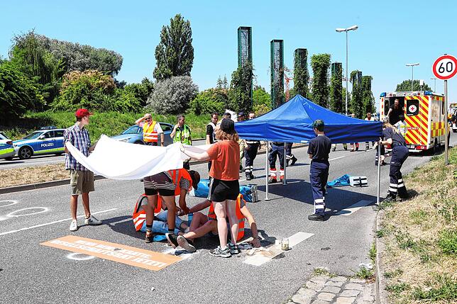 Schatten für die Menschen auf der Straße war ein großes Thema. Die erste Stunde saßen sie völlig schutzlos in der prallen Sonne auf der ...