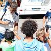 Niclas Füllkrug gab am Samstag direkt nach der Ankunft von West Ham United die ersten Autogramme.