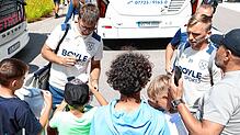 Niclas Füllkrug gab am Samstag direkt nach der Ankunft von West Ham United die ersten Autogramme.