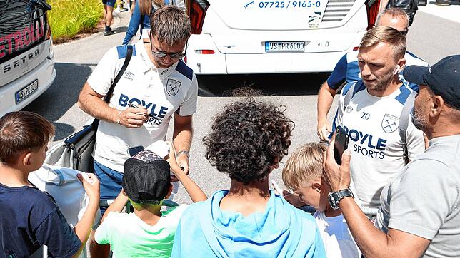 Niclas Füllkrug gab am Samstag direkt nach der Ankunft von West Ham United die ersten Autogramme.