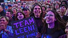 Die größten Nena-Fans warteten seit 13 Uhr am Eingang, um auch sicher einen Platz ganz vorne an der Bühne zu bekommen. Hat geklappt, sie ...