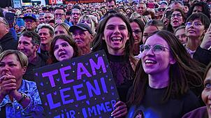 Die größten Nena-Fans warteten seit 13 Uhr am Eingang, um auch sicher einen Platz ganz vorne an der Bühne zu bekommen. Hat geklappt, sie ...