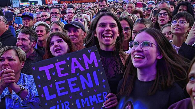 Die größten Nena-Fans warteten seit 13 Uhr am Eingang, um auch sicher einen Platz ganz vorne an der Bühne zu bekommen. Hat geklappt, sie ...