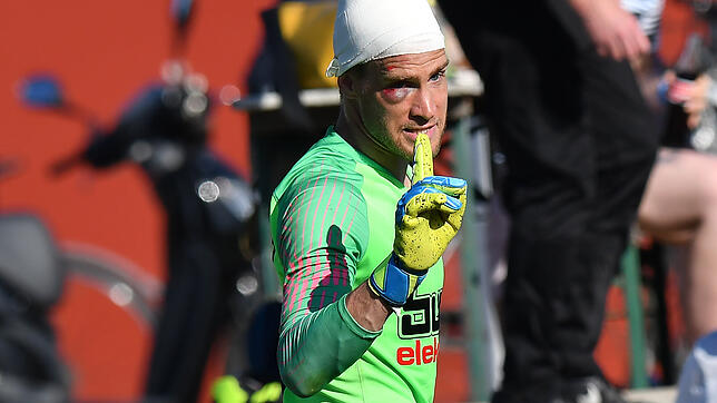 Hart im Nehmen: Simon Eckert stand bis zum Schlusspfiff im Kasten des SV Buch und verhinderte beim 1:5 eine noch höhere Niederlage beim ...
