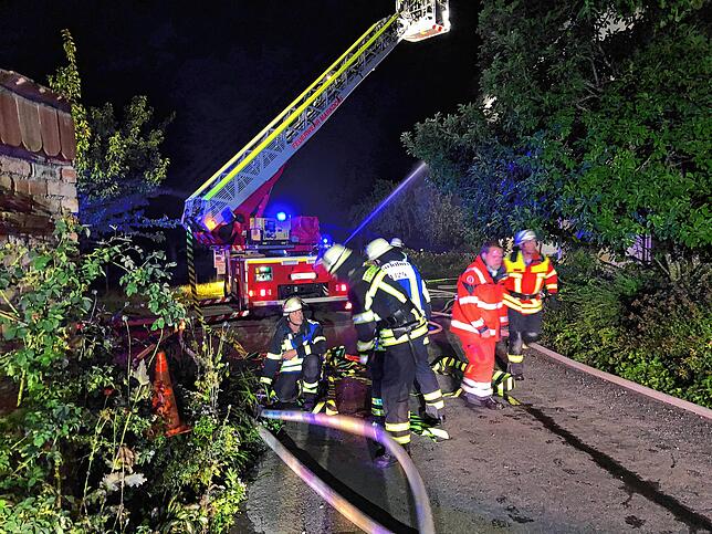Die Feuerwehren waren mit rund 65 Feuerwehrangehörigen und 12 Fahrzeugen im Einsatz.