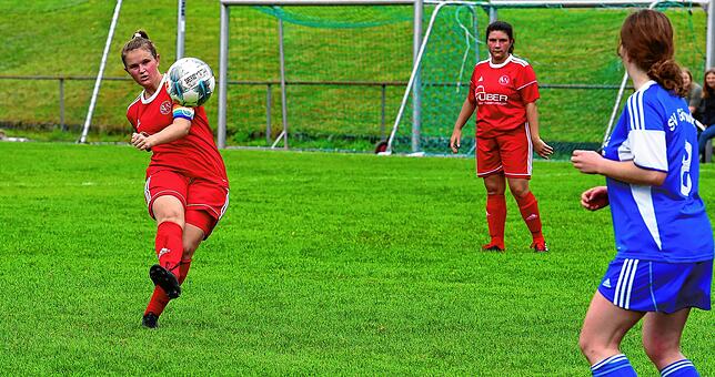 Bild 3: Fußballerinnen des SV Niederhof startet mit deutlichem 11:0-Derbysieg gegen die SG Hotzenwald in die neue Landesliga-Saison