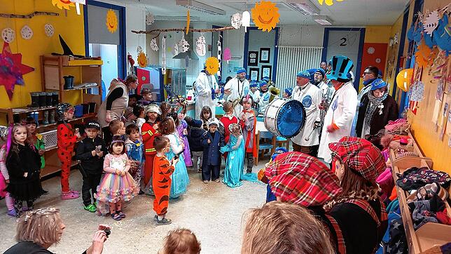Kindergarten in der Hand der Narren: Der Narrensamen genießt sichtlich die Übernahme durch die Gülläschöpfer.