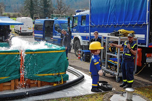 Das THW präsentierte eine Wasserpumpe due auch zur Unterstützung der Feuerwehr bei Löscheinsätzen dienen kann.