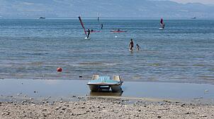Die Polizei geht davon aus, dass ein Badeunfall am Bodensee tödlich endete. (Archivbild)