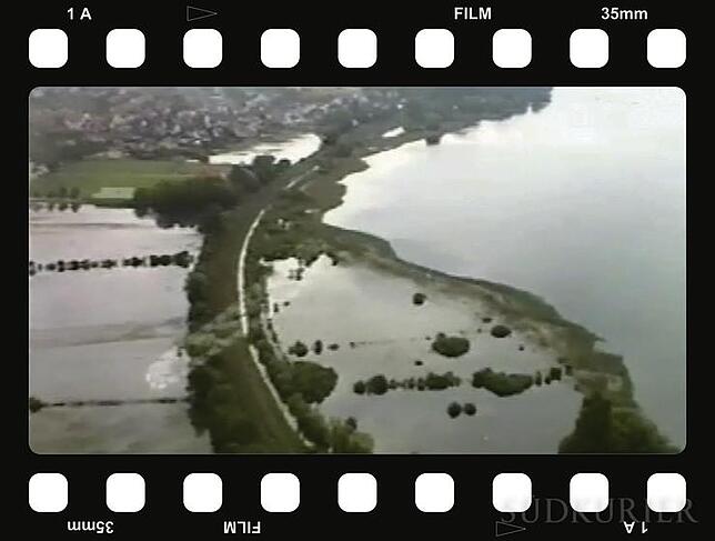 Filmstreifen Wiesen unter Wasser: Nur der Bogen der Bahnlinie ragt noch aus den Fluten zwischen Radolfzell und dem Ortsteil Markelfingen (oben).