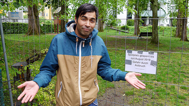 Philip Ditting, Vater zweier kleiner Kinder und Erzieher, versteht nicht, warum die Stadt den Spielplatz in der Brandesstraße nicht vor ...