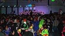 Volle Halle, laute Musik, gute Stimmung: Rund 1200 waren bei der Guggen-Party in und um die Stadthalle im Schweizer Laufenburg dabei.