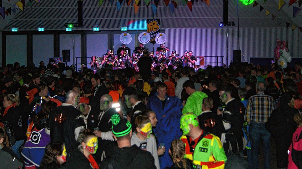 Volle Halle, laute Musik, gute Stimmung: Rund 1200 waren bei der Guggen-Party in und um die Stadthalle im Schweizer Laufenburg dabei.