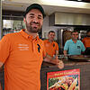 Auch er muss die Preise anpassen: Murat Elceoglu (links) vom Bistro Büffe mit seinem Team. Da alle Lebensmittelpreise bei den ...