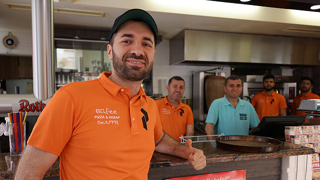 Auch er muss die Preise anpassen: Murat Elceoglu (links) vom Bistro Büffe mit seinem Team. Da alle Lebensmittelpreise bei den ...