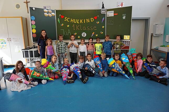 Klasse JüA: Die Erstklässler mit Klassenlehrerin Judith Eberhardt.