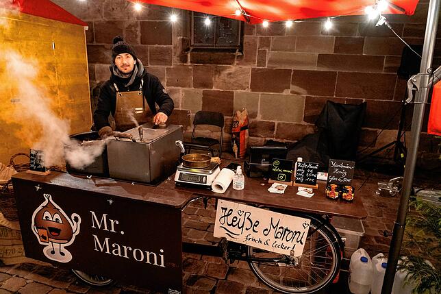 Heiße Maroni gibt&lsquo;s am Stand von Jerome Hummel.